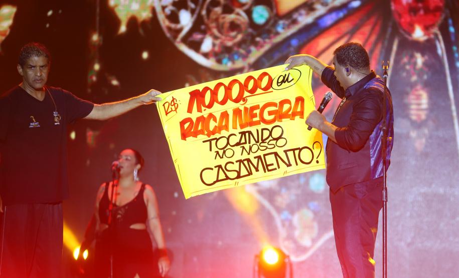 Raça Negra e Amado Batista emocionam mais de 100 mil fãs em shows no Litoral