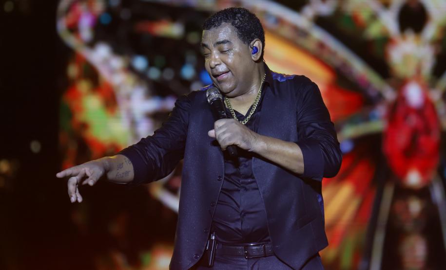 Raça Negra e Amado Batista emocionam mais de 100 mil fãs em shows no Litoral