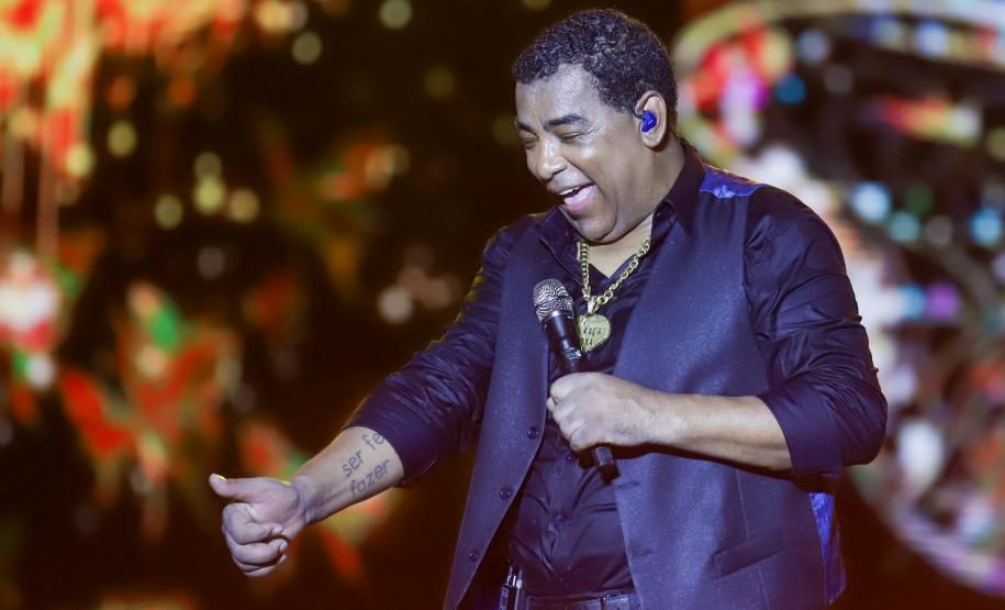 Raça Negra e Amado Batista emocionam mais de 100 mil fãs em shows no Litoral