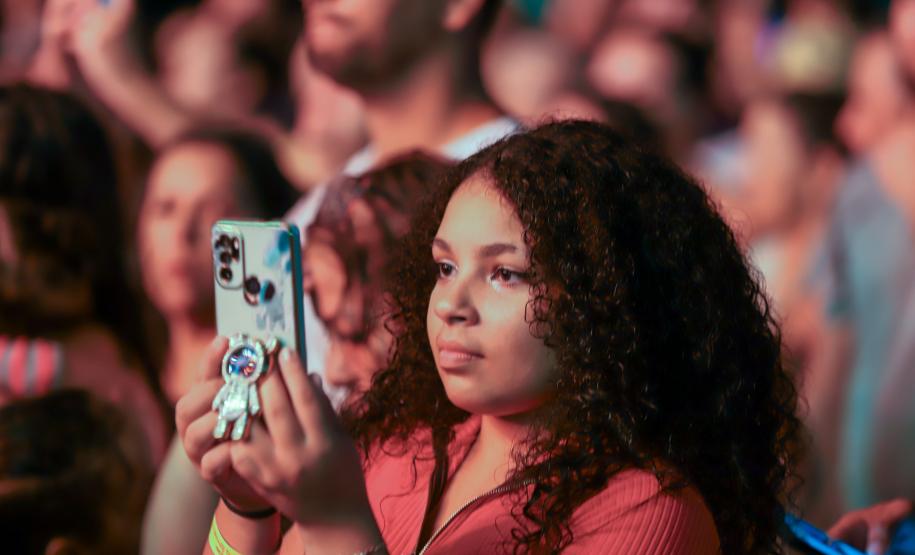 Raça Negra e Amado Batista emocionam mais de 100 mil fãs em shows no Litoral