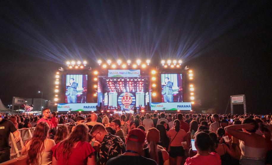 Raça Negra e Amado Batista emocionam mais de 100 mil fãs em shows no Litoral