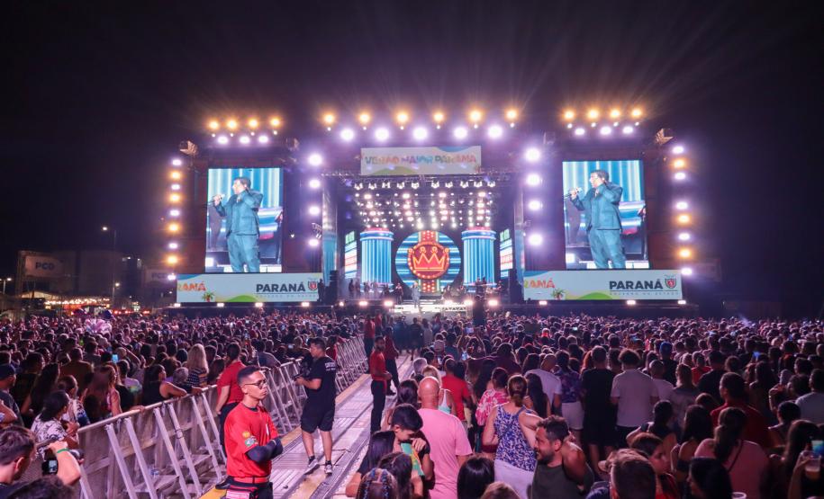 Raça Negra e Amado Batista emocionam mais de 100 mil fãs em shows no Litoral