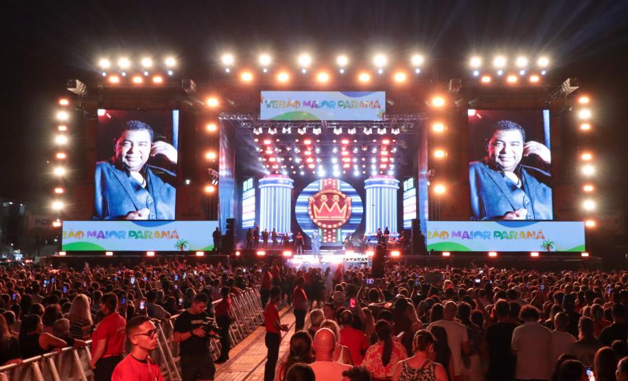 Raça Negra e Amado Batista emocionam mais de 100 mil fãs em shows no Litoral