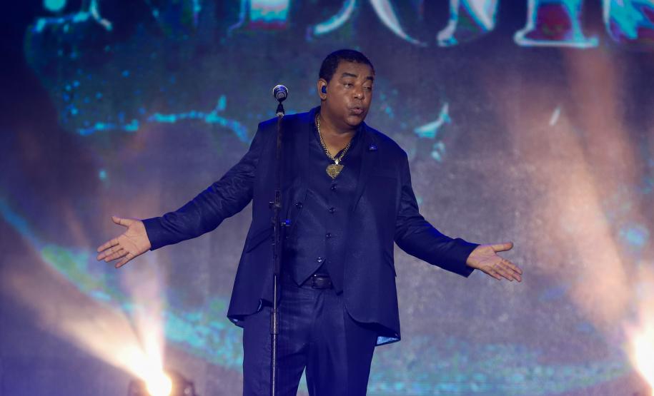 Raça Negra e Amado Batista emocionam mais de 100 mil fãs em shows no Litoral