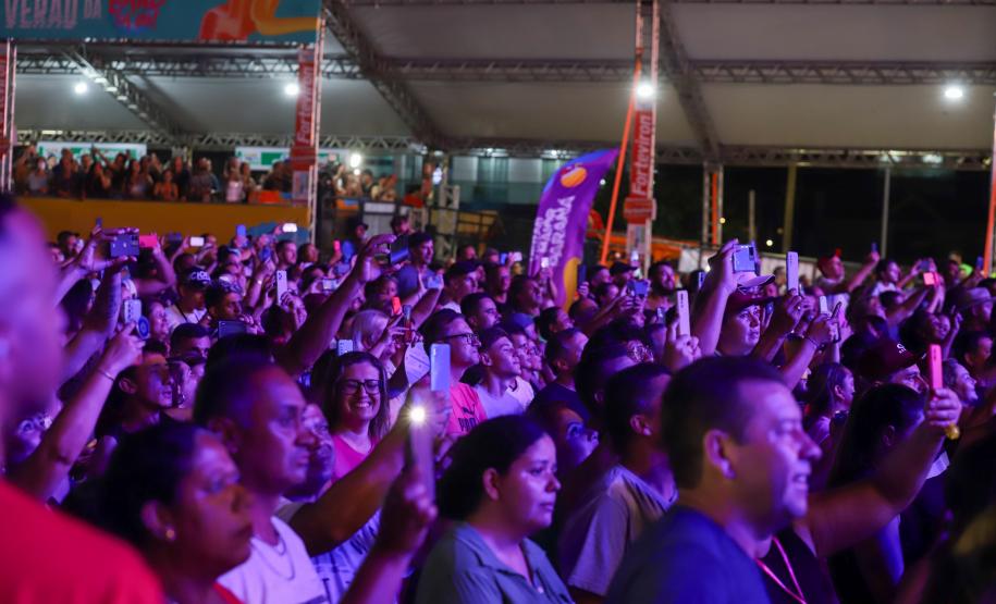 Raça Negra e Amado Batista emocionam mais de 100 mil fãs em shows no Litoral