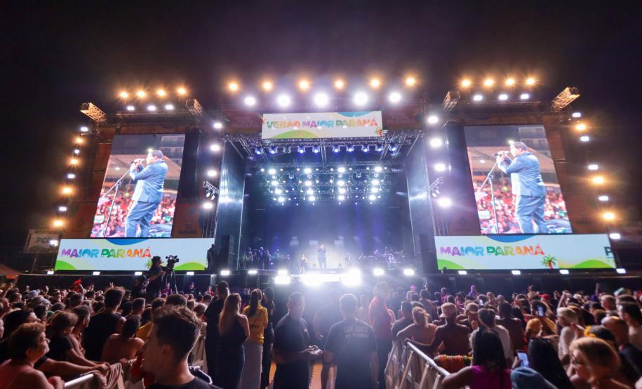 Raça Negra e Amado Batista emocionam mais de 100 mil fãs em shows no Litoral