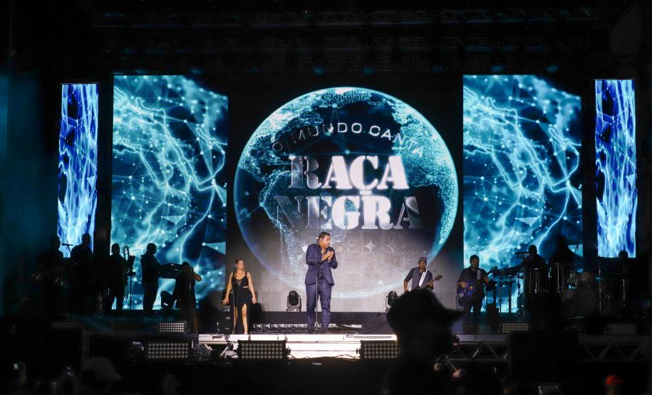 Raça Negra e Amado Batista emocionam mais de 100 mil fãs em shows no Litoral