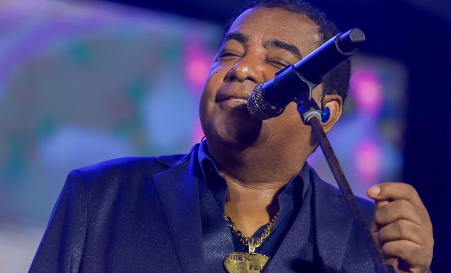 Raça Negra e Amado Batista emocionam mais de 100 mil fãs em shows no Litoral