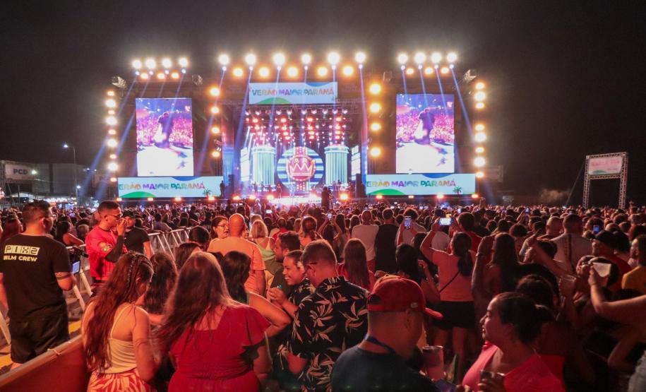 Raça Negra e Amado Batista emocionam mais de 100 mil fãs em shows no Litoral