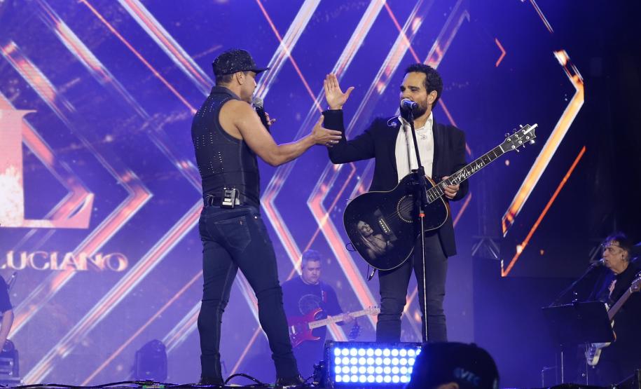Zezé Di Camargo e Luciano e Zé Felipe reuniram 101 mil pessoas na despedida do Verão Maior