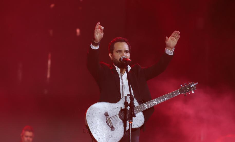 Zezé Di Camargo e Luciano e Zé Felipe reuniram 101 mil pessoas na despedida do Verão Maior