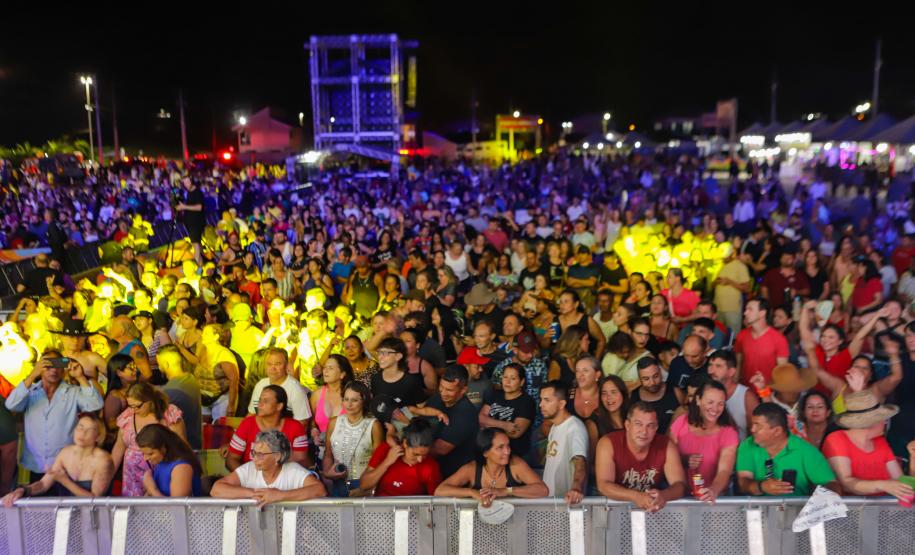 Raça Negra e Amado Batista emocionam mais de 100 mil fãs em shows no Litoral