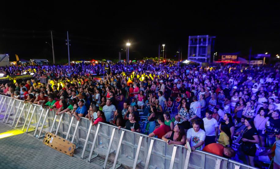 Raça Negra e Amado Batista emocionam mais de 100 mil fãs em shows no Litoral