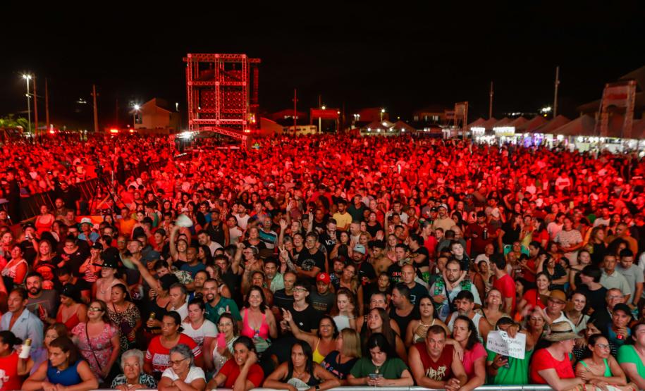 Raça Negra e Amado Batista emocionam mais de 100 mil fãs em shows no Litoral