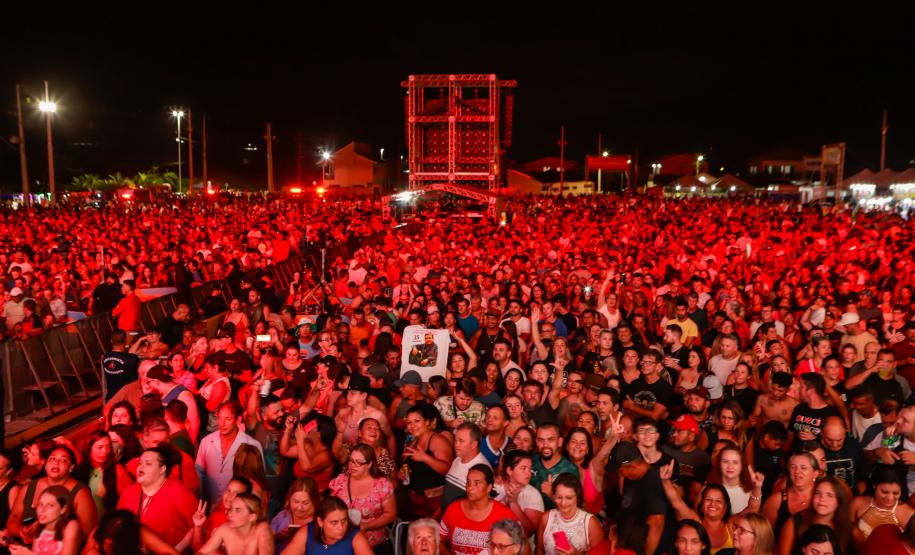 Raça Negra e Amado Batista emocionam mais de 100 mil fãs em shows no Litoral