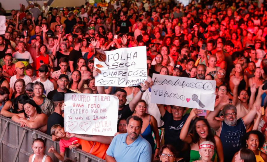 Raça Negra e Amado Batista emocionam mais de 100 mil fãs em shows no Litoral