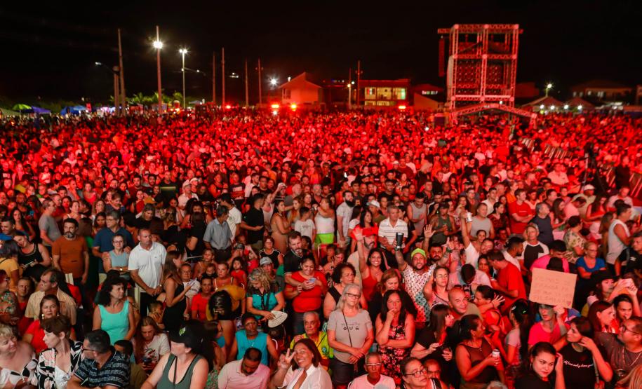 Raça Negra e Amado Batista emocionam mais de 100 mil fãs em shows no Litoral