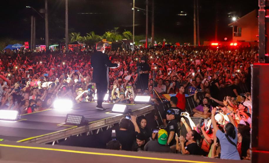 Raça Negra e Amado Batista emocionam mais de 100 mil fãs em shows no Litoral
