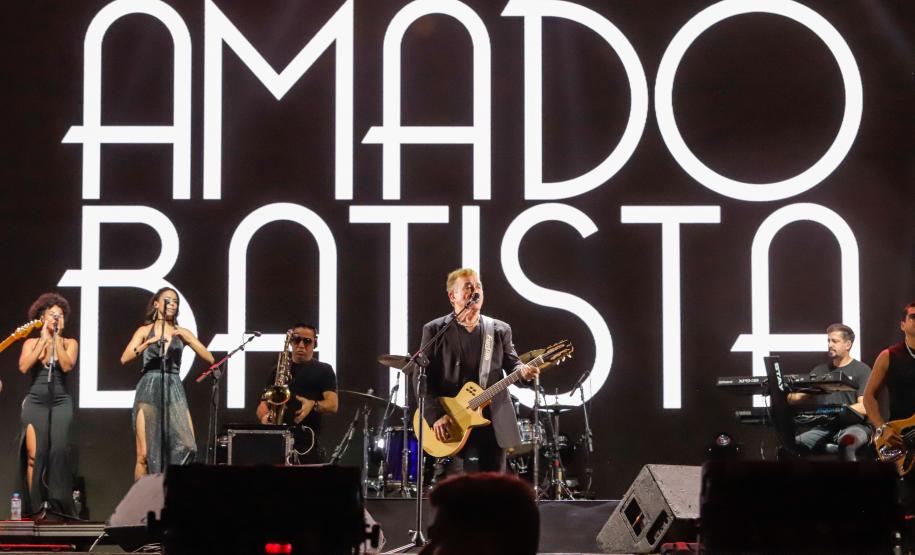 Raça Negra e Amado Batista emocionam mais de 100 mil fãs em shows no Litoral