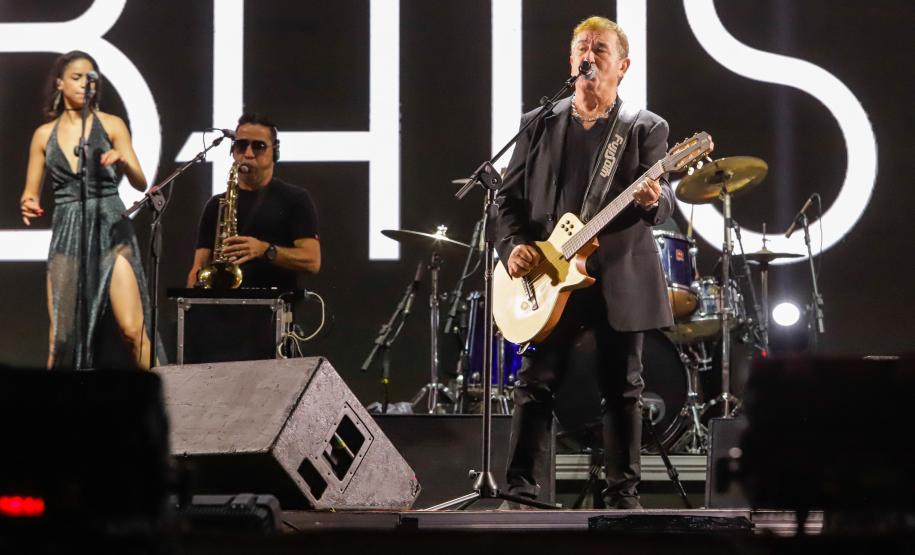 Raça Negra e Amado Batista emocionam mais de 100 mil fãs em shows no Litoral