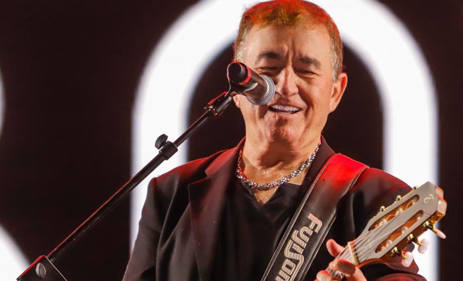 Raça Negra e Amado Batista emocionam mais de 100 mil fãs em shows no Litoral