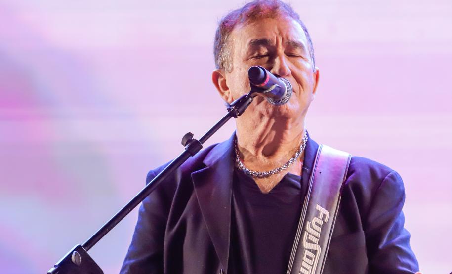 Raça Negra e Amado Batista emocionam mais de 100 mil fãs em shows no Litoral