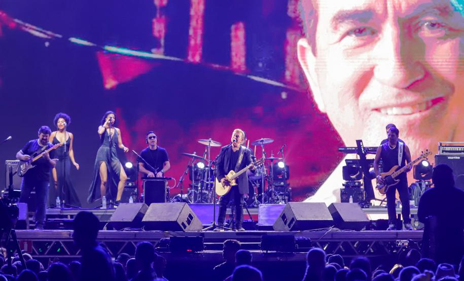 Raça Negra e Amado Batista emocionam mais de 100 mil fãs em shows no Litoral