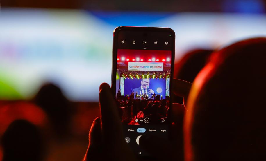 Raça Negra e Amado Batista emocionam mais de 100 mil fãs em shows no Litoral