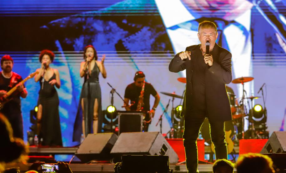 Raça Negra e Amado Batista emocionam mais de 100 mil fãs em shows no Litoral