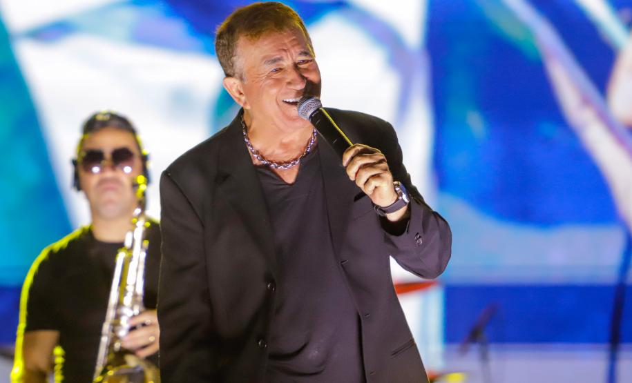 Raça Negra e Amado Batista emocionam mais de 100 mil fãs em shows no Litoral