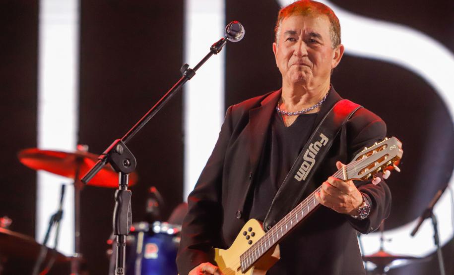 Raça Negra e Amado Batista emocionam mais de 100 mil fãs em shows no Litoral