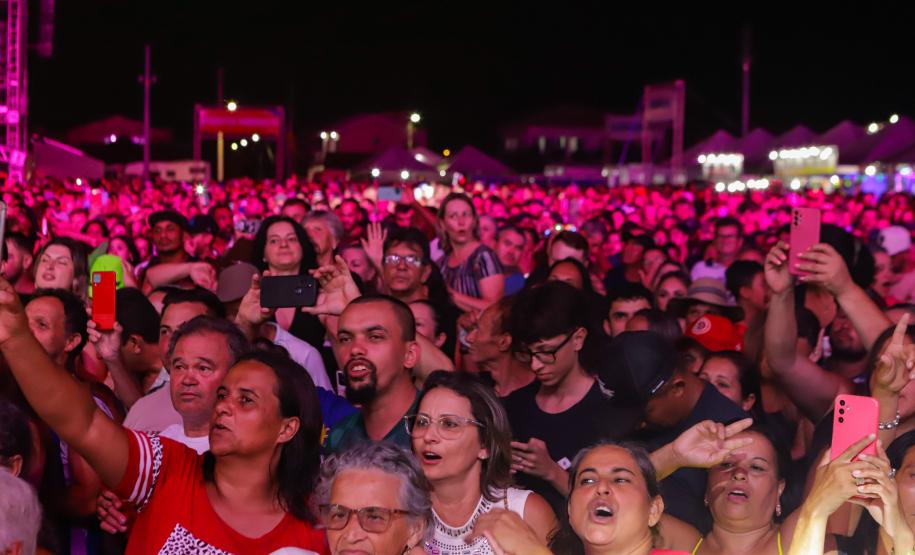 Raça Negra e Amado Batista emocionam mais de 100 mil fãs em shows no Litoral