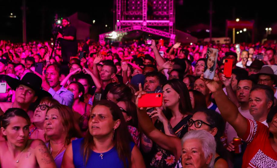 Raça Negra e Amado Batista emocionam mais de 100 mil fãs em shows no Litoral