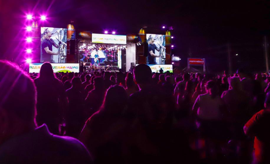 Raça Negra e Amado Batista emocionam mais de 100 mil fãs em shows no Litoral