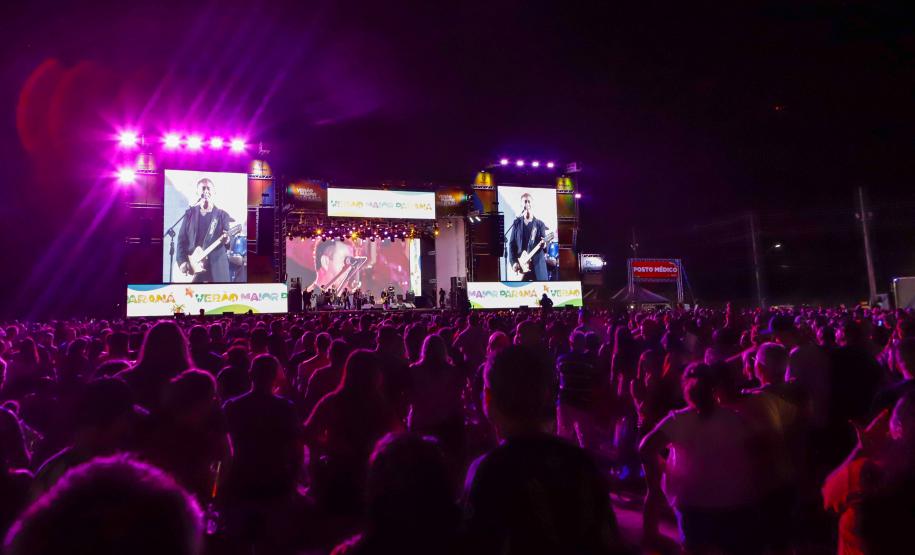 Raça Negra e Amado Batista emocionam mais de 100 mil fãs em shows no Litoral