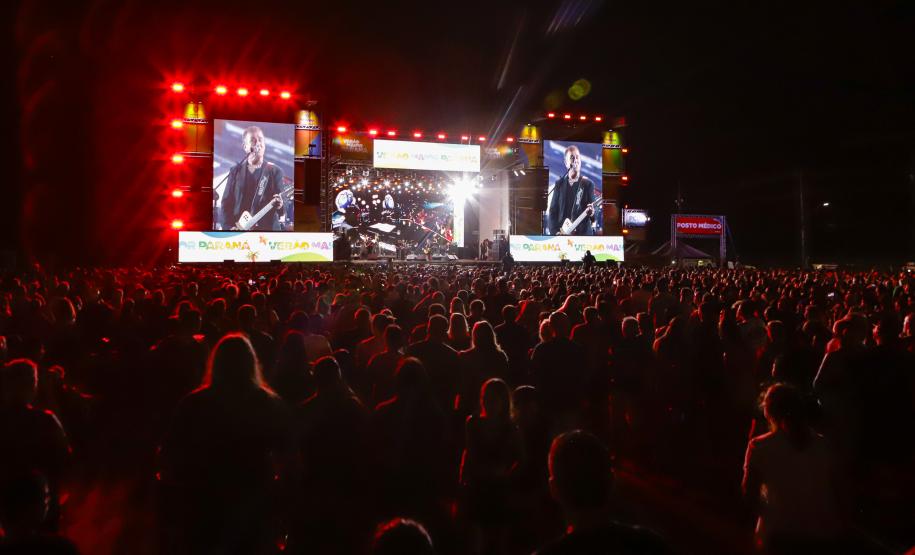 Raça Negra e Amado Batista emocionam mais de 100 mil fãs em shows no Litoral