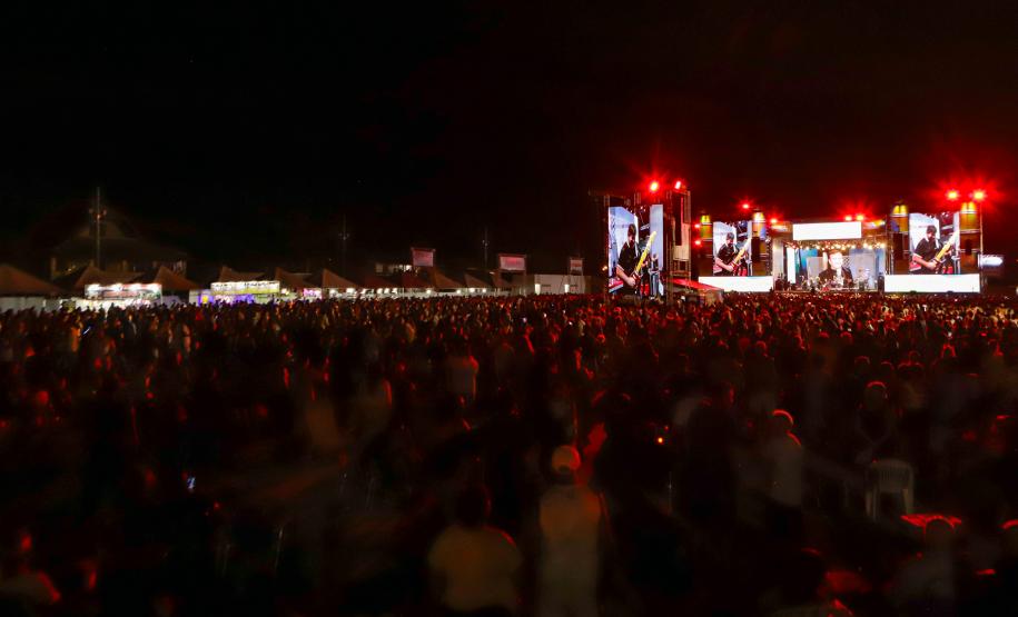 Raça Negra e Amado Batista emocionam mais de 100 mil fãs em shows no Litoral