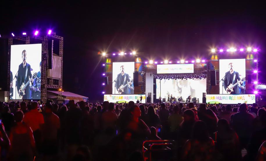 Raça Negra e Amado Batista emocionam mais de 100 mil fãs em shows no Litoral