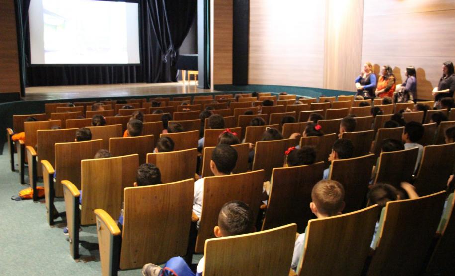 BIBLIOTECA PÚBLICA DO PARANÁ (BPP) - Cine Pipoca – Na quinta (29), o Cine Pipoca exibirá o filme “Ponyo: Uma Amizade que Veio do Mar”, com distribuição de pipoca, às 14h30. São 132 senhas por ordem de chegada.