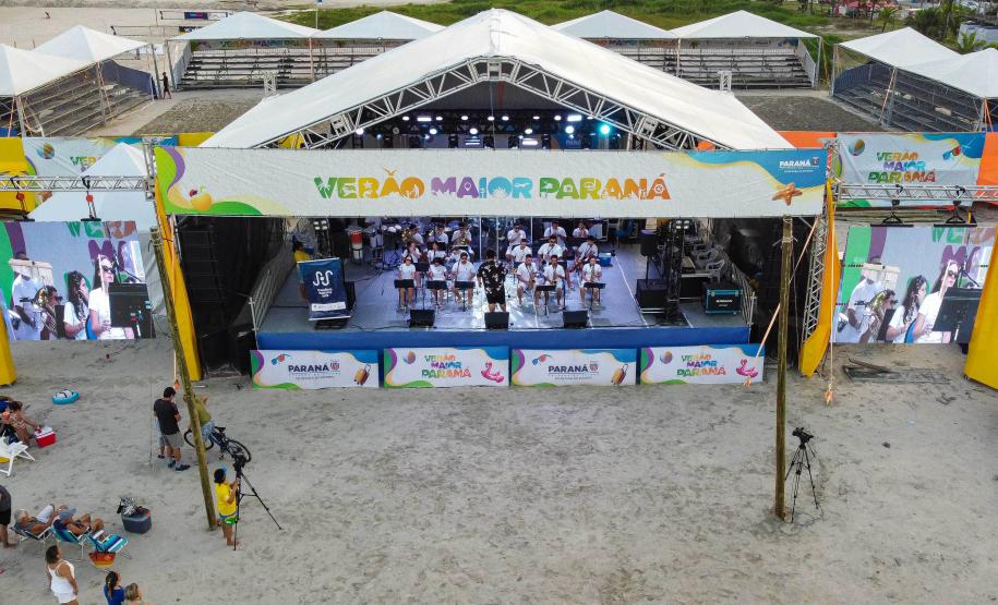 Após chuvas, shows dos palcos Sunset voltam a animar praias do Litoral