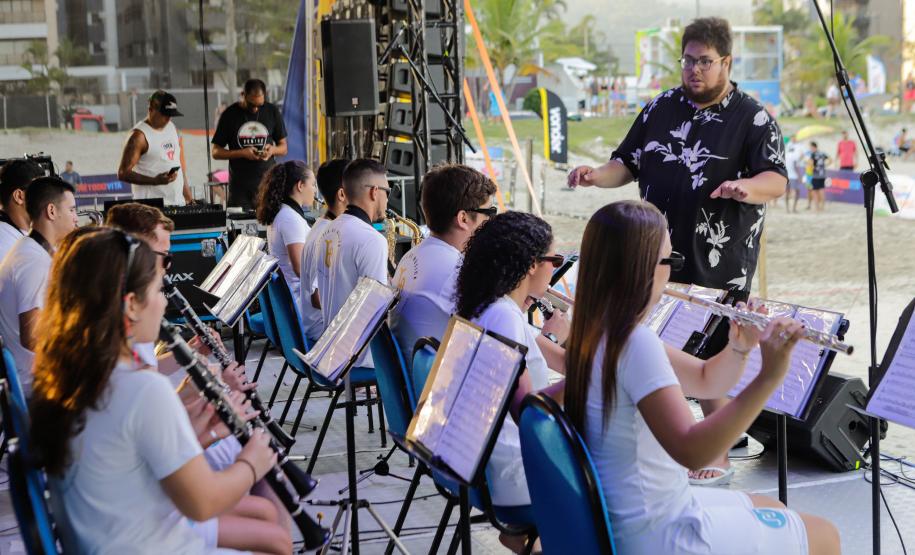 Após chuvas, shows dos palcos Sunset voltam a animar praias do Litoral