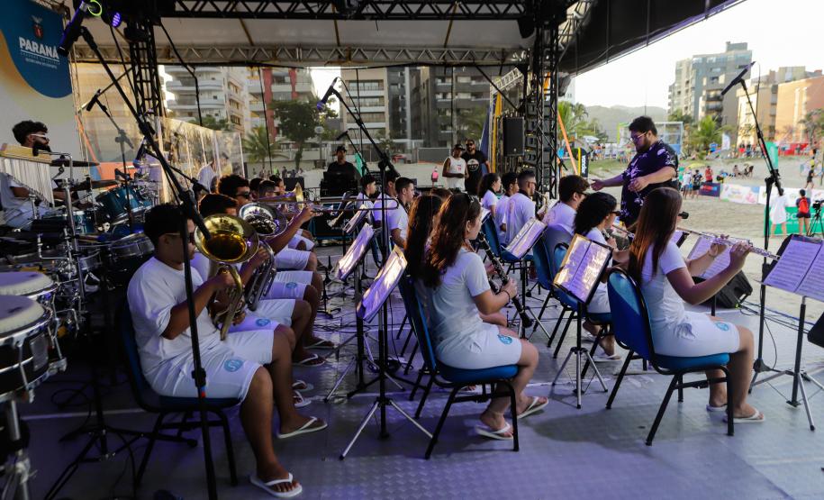 Após chuvas, shows dos palcos Sunset voltam a animar praias do Litoral