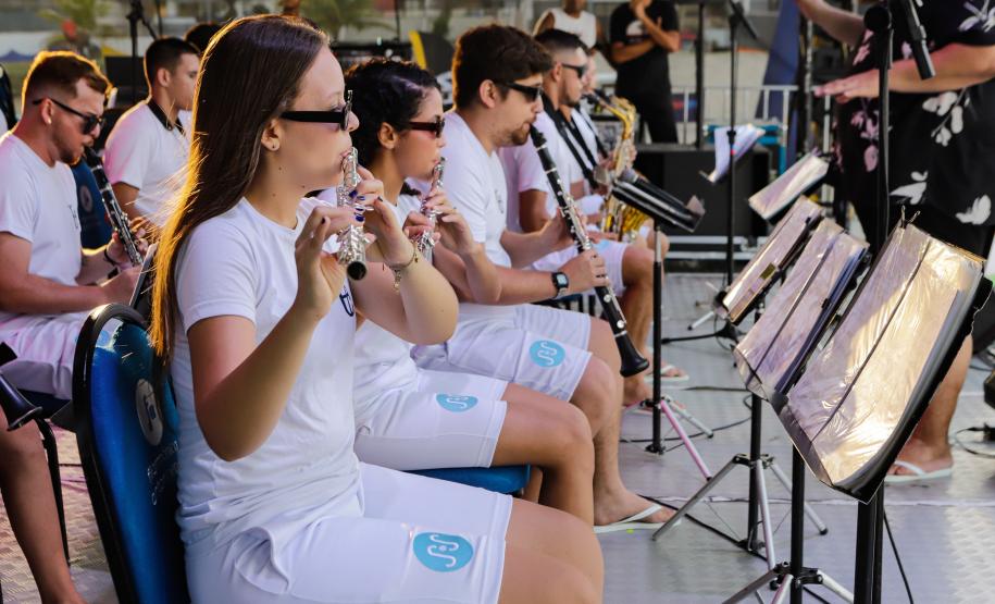 Após chuvas, shows dos palcos Sunset voltam a animar praias do Litoral