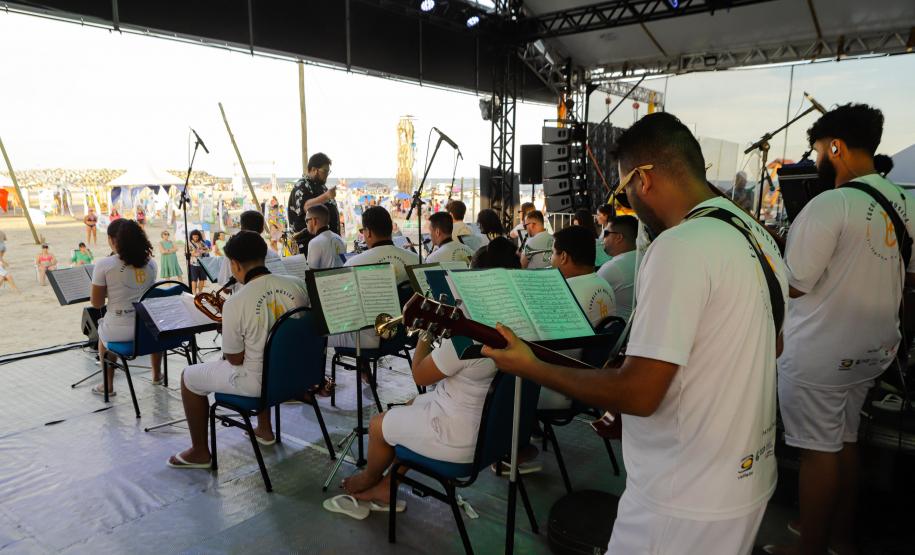 Após chuvas, shows dos palcos Sunset voltam a animar praias do Litoral