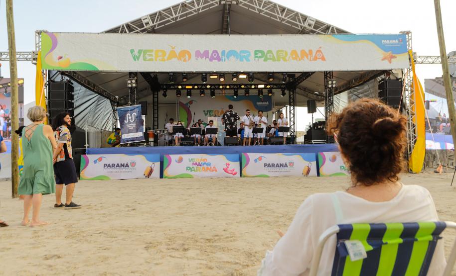 Após chuvas, shows dos palcos Sunset voltam a animar praias do Litoral