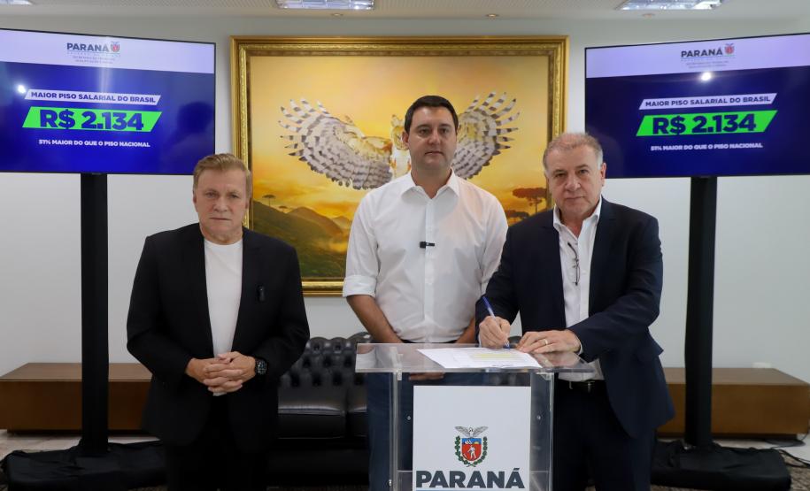 Governador Carlos Massa Ratinho Jr Assina maior piso salarial do Brasil.