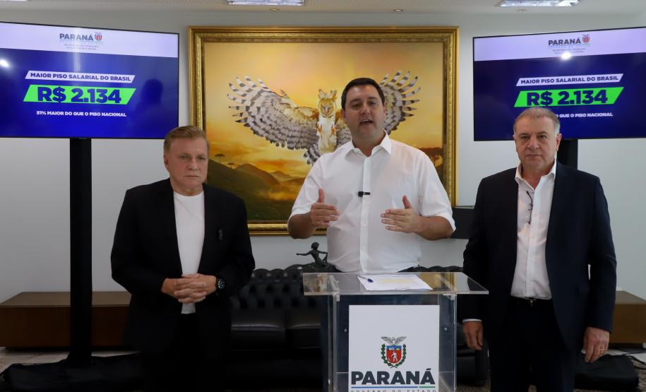 Governador Carlos Massa Ratinho Jr Assina maior piso salarial do Brasil.