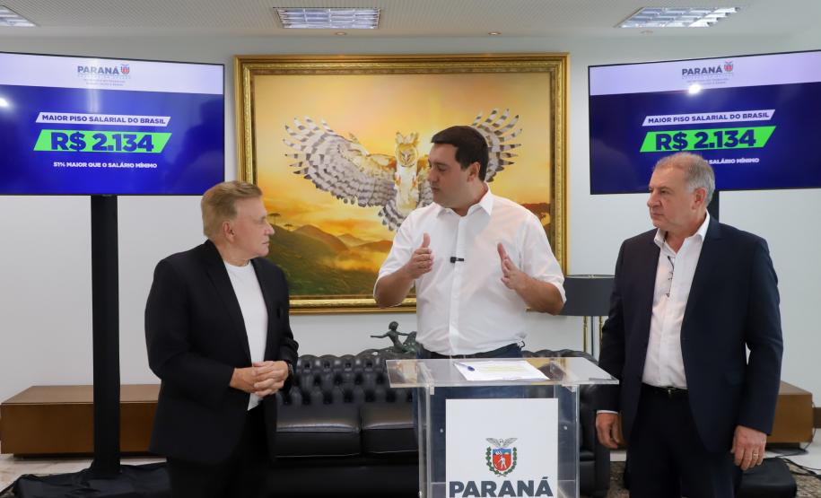 Governador Carlos Massa Ratinho Jr Assina maior piso salarial do Brasil.