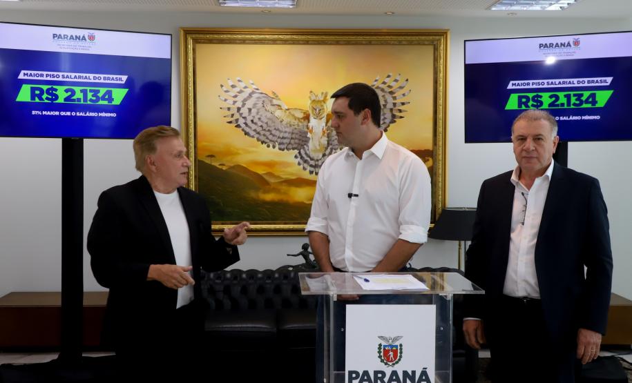 Governador Carlos Massa Ratinho Jr Assina maior piso salarial do Brasil.
