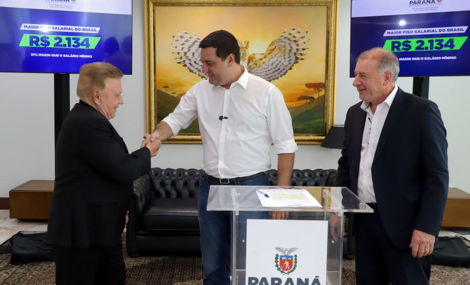 Governador Carlos Massa Ratinho Jr Assina maior piso salarial do Brasil.